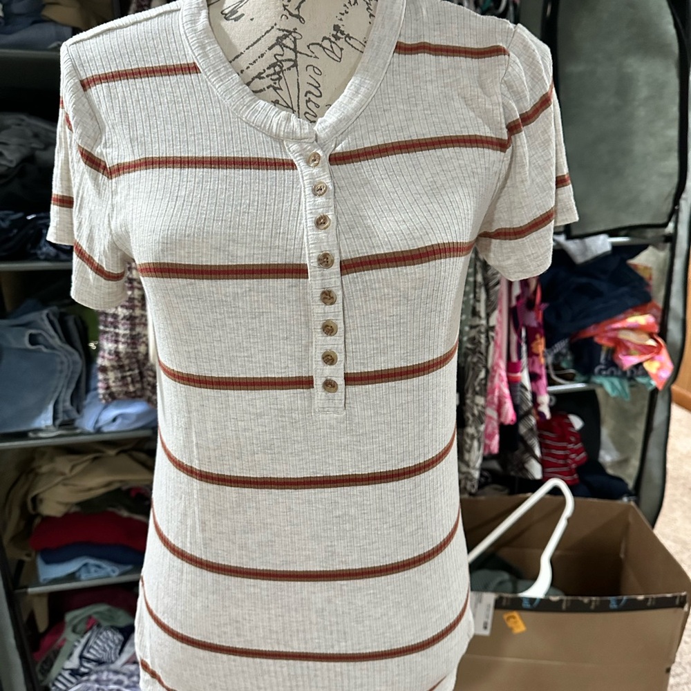 Market & Spruce Cream and Brown Buttoned Short Sleeve Tee